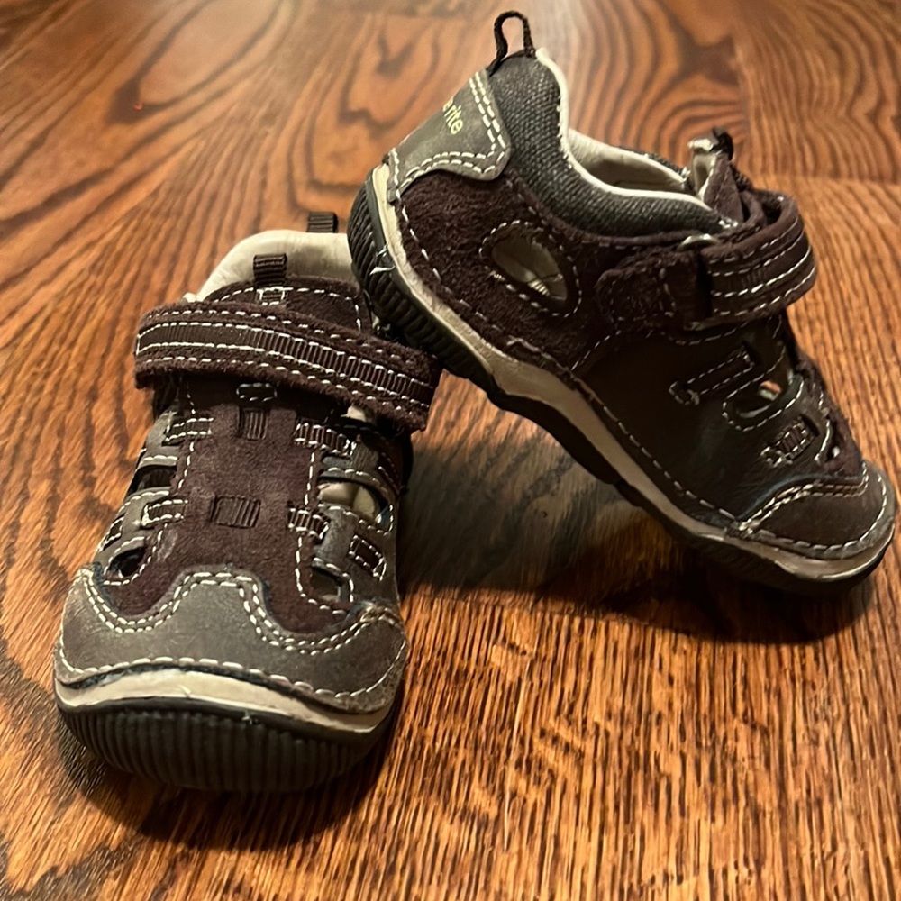 {Stride Rite} Unisex Reggie Sandals -Size 4 Extra Wide